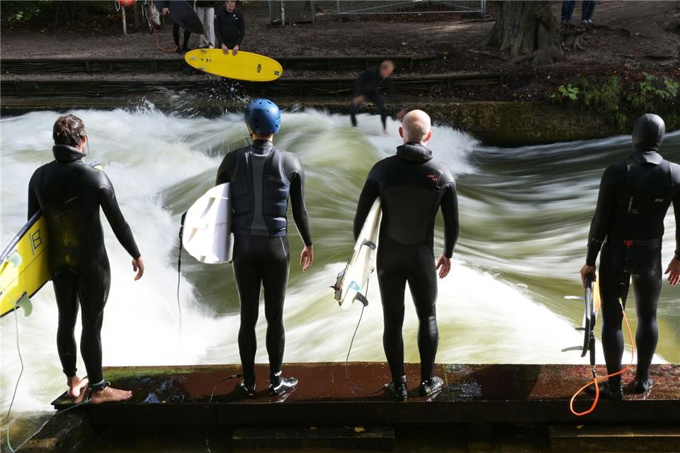 Mehr Sicherheit beim abendlichen Surfen auf der Eisbachwelle  Seit Ende Juni ist das Surfen auf der Eisbachwelle wieder erlaubt, wenn auch mit Einschränkungen. (Archivbild)Malin Wunderlich/dpa