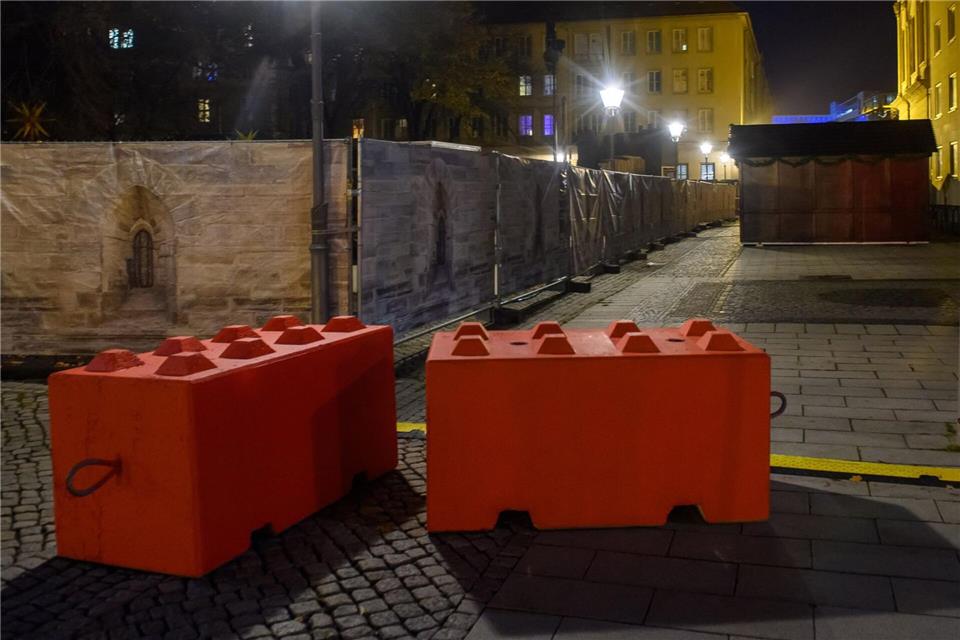 Seit Ende Oktober wird auf dem Alten Markt in Magdeburg bereits der Weihnachtsmarkt aufgebaut. Klaus-Dietmar Gabbert/dpa