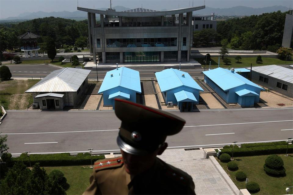 Seit Ende des Koreakriegs 1953 werden Nord- und Südkorea entlang der sogenannten demilitarisierten Zone (DMZ) getrennt - hier zu sehen von der nördlichen Seite.Dita Alangkara/AP/dpa