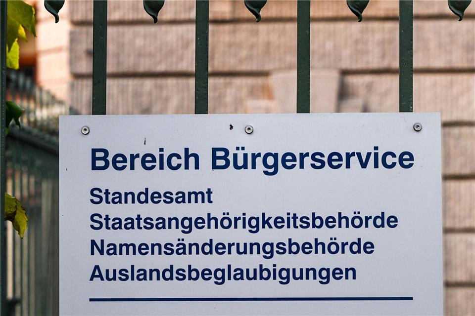 Seit Inkrafttreten des Selbstbestimmungsgesetzes reicht eine Erklärung beim Standesamt, um den Geschlechtseintrag zu ändern. (Archivbild)Jens Kalaene/dpa