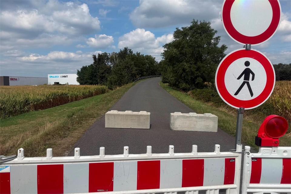 Seit Jahren bilden sich immer wieder Risse in den Fahrbahnen der Auf- und Abfahrten auf die Brücke am Wochteresch. An der Heßlingsstegge sieht es ähnlich aus. Daher sind beide schon seit Monaten gesperrt.