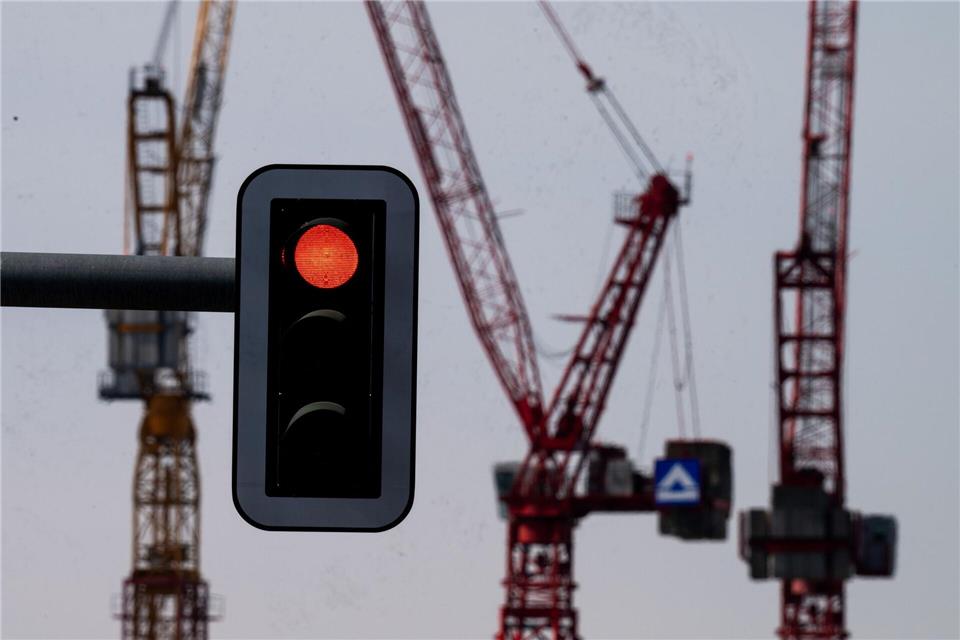 Seit Jahren bremsen immer neue Krisen die deutsche Wirtschaft aus. (Symbolbild)Soeren Stache/dpa