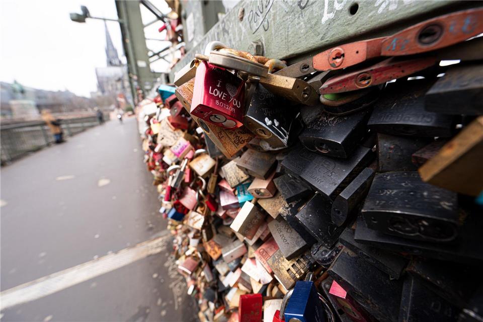 Seit Jahren bringen Paare gemeinsame Schlösser an der Kölner Hohenzollernbrücke an - am Valentinstag wohl wieder besonders viele. (Archivbild)Federico Gambarini/dpa
