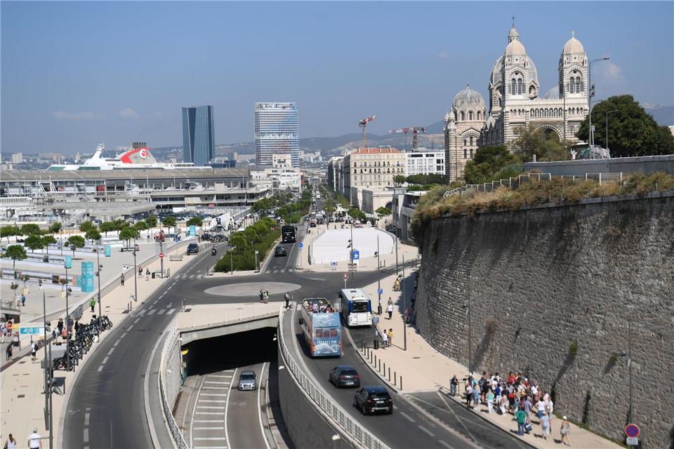 Seit Jahren buhlen Banden um die Vorherrschaft über den Drogenhandel in Marseille. (Symbolbild)Arne Dedert/dpa