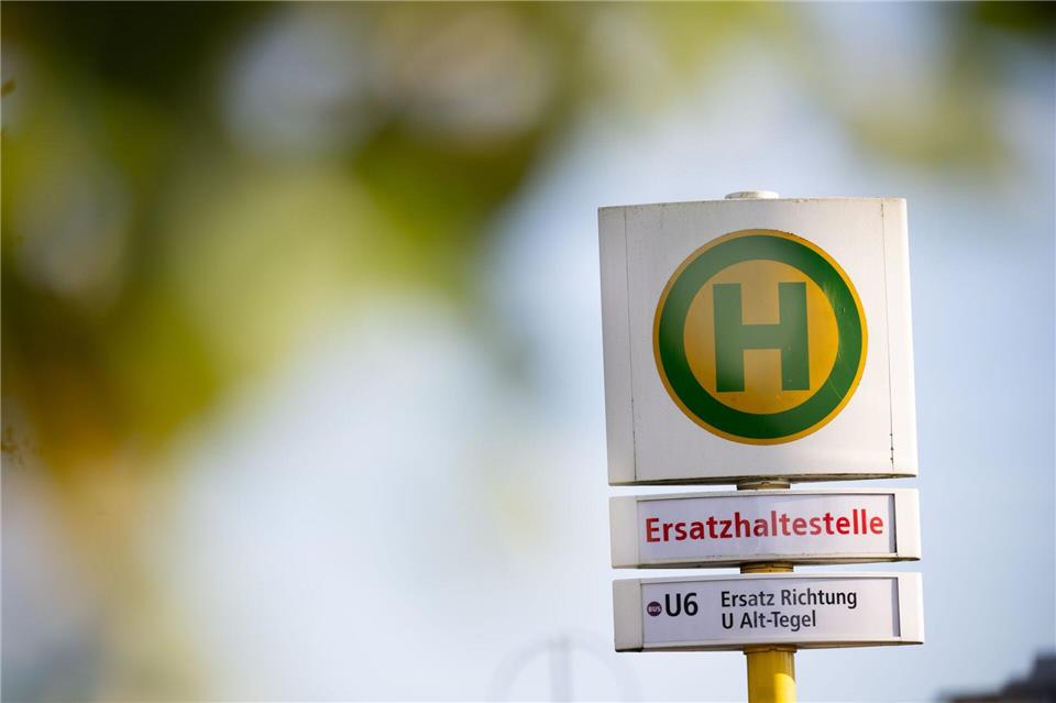 Seit Jahren müssen die Menschen in Tegel auf den Ersatzverkehr für die U6 ausweichen - im August 2027 soll damit endlich Schluss sein. (Archivbild)Sebastian Gollnow/dpa