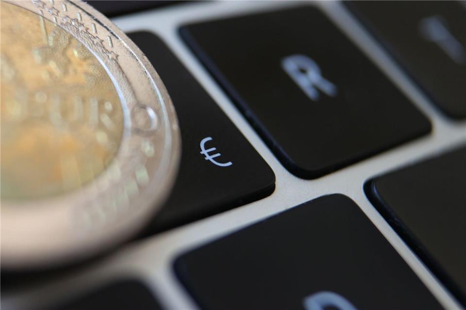 Seit Jahren tüfteln die Euro-Währungshüter an einer digitalen Variante der europäischen Gemeinschaftswährung. Mit einem digitalen Euro wollen die Euro-Notenbanken privaten Anbietern vor allem aus den USA wie Paypal, Mastercard und Visa, die derzeit den Markt für digitale Zahlungen in Europa dominieren, ein europäisches Angebot entgegensetzen. (Symbolbild)Karl-Josef Hildenbrand/dpa