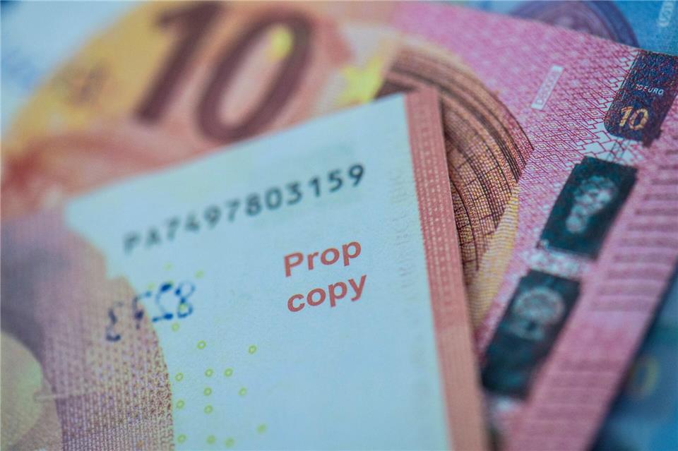 Seit Jahren werden in großem Stil Scheine mit Aufdrucken wie „MovieMoney“ oder „Prop copy“, die im Internet als Spielgeld oder Filmrequisite angeboten werden, in Umlauf gebracht. (Archivbild)Boris Roessler/dpa