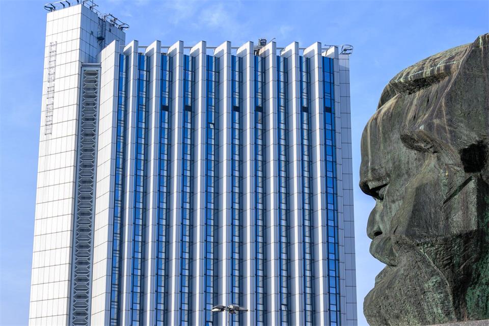 Seit Jahresbeginn steht das einstige Hotel Congress im Herzen von Chemnitz leer. Nun soll die Fassade des markanten Gebäudes zur interaktiven Projektionsfläche von Lichtkunst werden. (Archivbild)Hendrik Schmidt/dpa