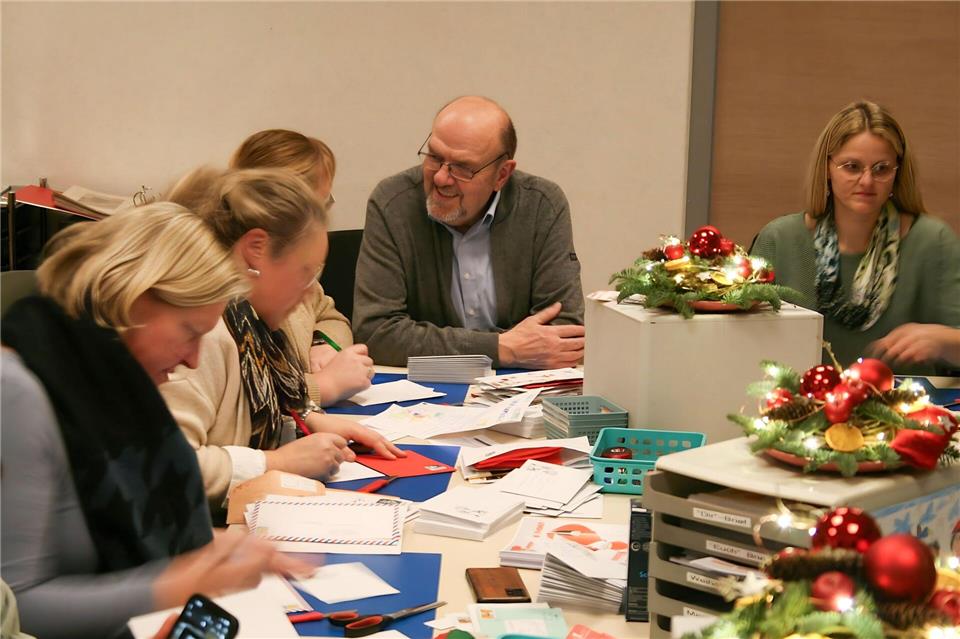 Seit Jahrzehnten ist Weddehage der ehrenamtliche Leiter des Nikolausbüros im örtlichen Pfarrheim.Kai Moorschlatt/dpa