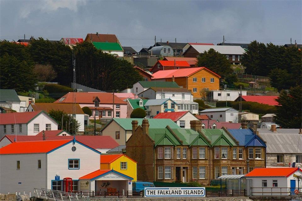 Seit Jahrzehnten streiten sich Argentinien und Großbritannien um die Falklandinseln mit ihrem Hauptort Stanley. (Archivbild)Falkland Islands Government/PA Media/dpa