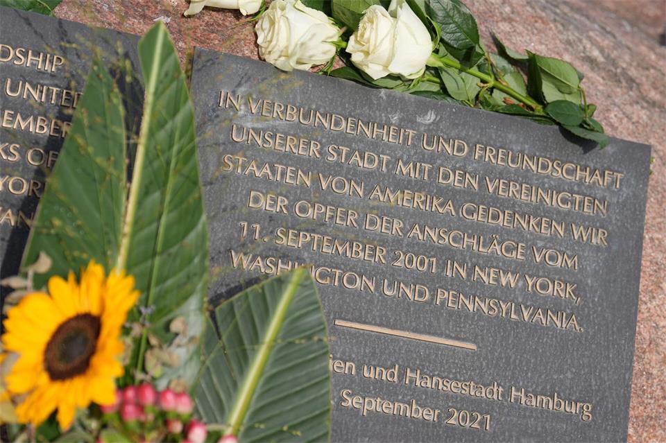 Seit Juli vergangenen Jahres erinnern zwei Gedenktafeln vor dem ehemaligen US-Generalkonsulat auf Englisch und Deutsch an die Opfer der Anschläge vom 11. September 2001. Marcus Brandt/dpa