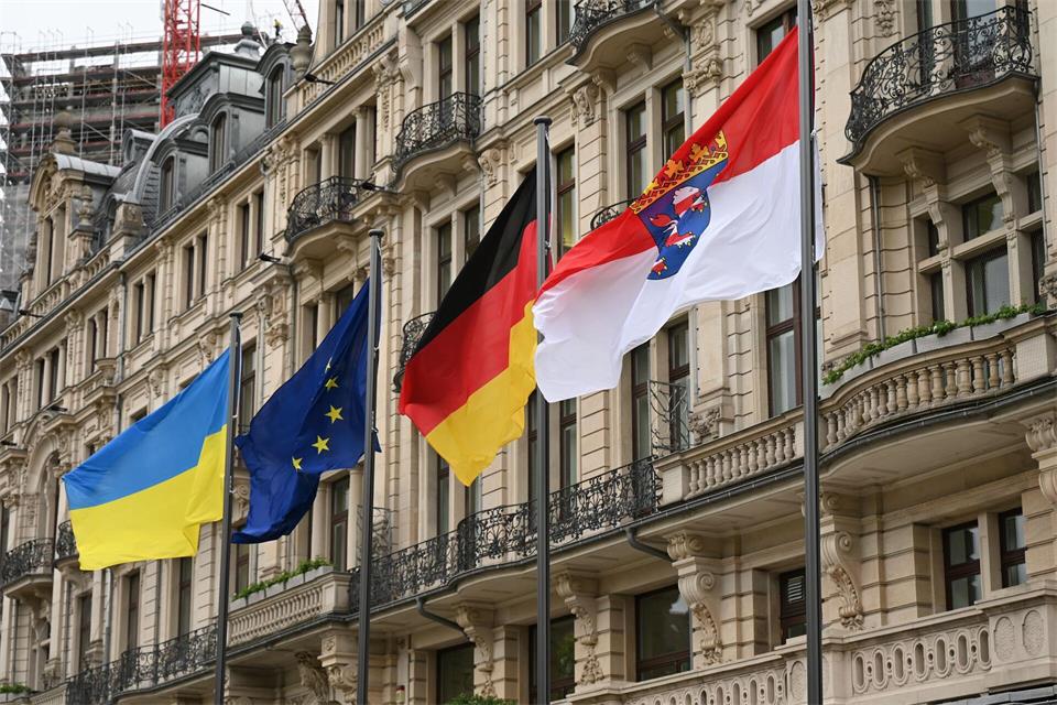 Seit Kriegsbeginn hat Hessen bereits 154 Hilfskonvois in Richtung Ukraine verabschiedet. (Symbolbild)Arne Dedert/dpa