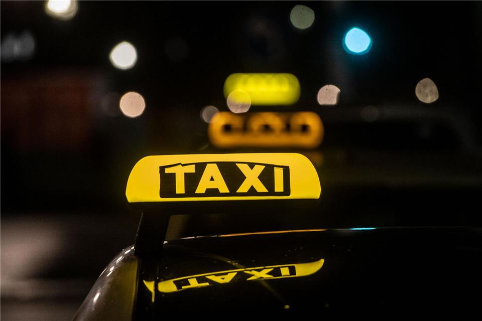 Seit Mitte Februar hat der Berliner Senat die Genehmigung neuer Taxis in der Hauptstadt für vorerst ein Jahr gestoppt. (Archivbild)Paul Zinken/dpa
