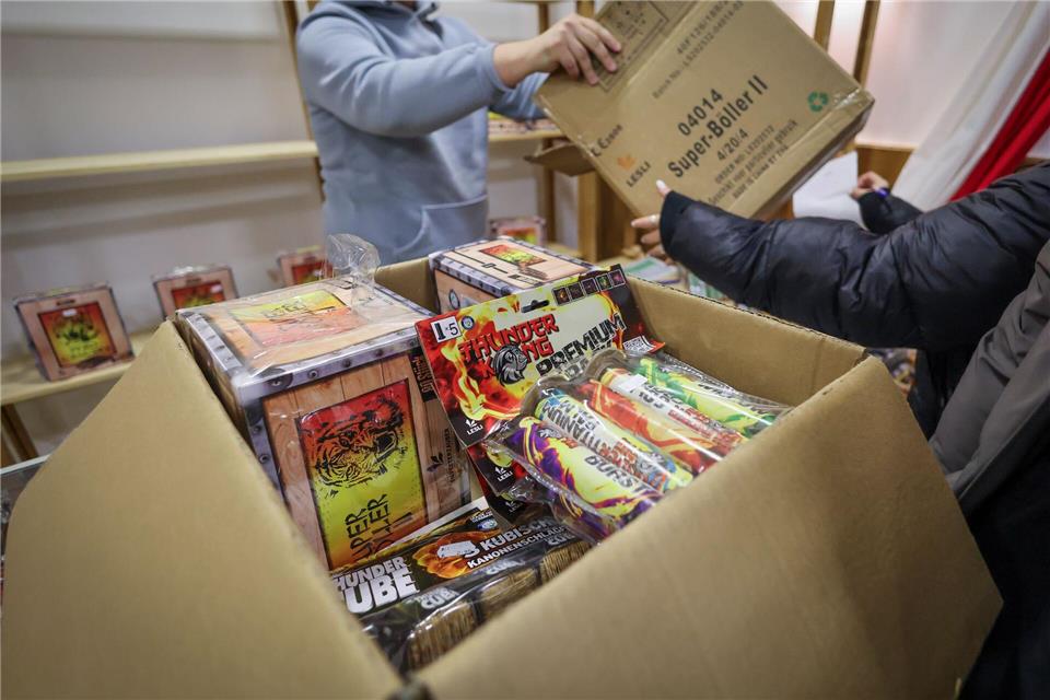 Seit Mitternacht darf Feuerwerk in Deutschland verkauft werden.Christian Charisius/dpa