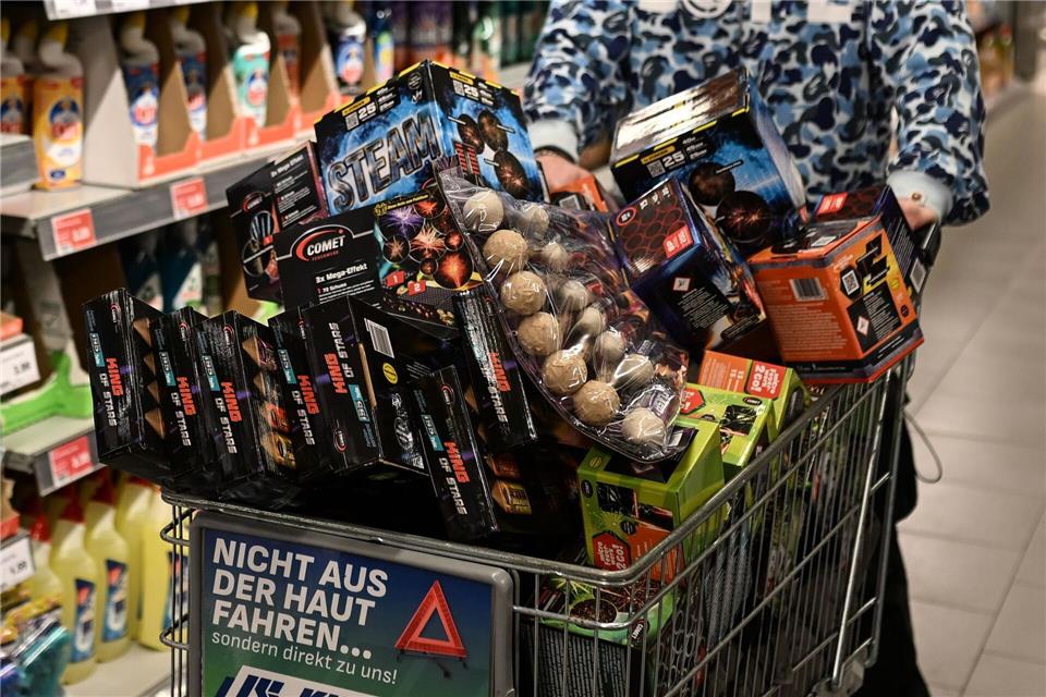 Seit Mitternacht ist der Verkauf von Silvester-Feuerwerkskörpern wieder erlaubt - die ersten Kunden waren schon an den Kassen.Lars Penning/dpa