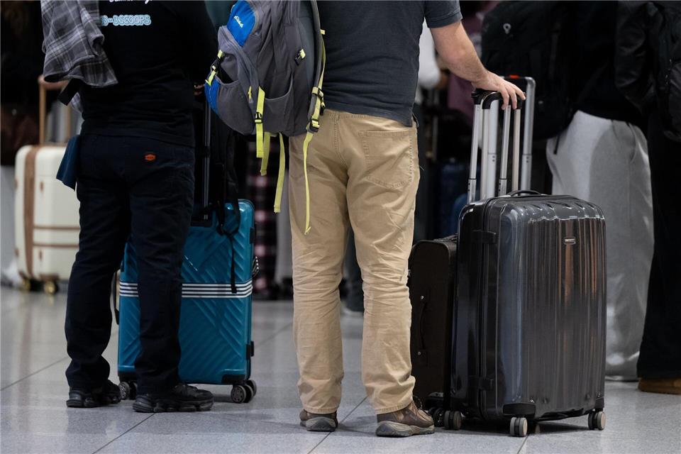 Seit Mitternacht sollen die rund 20.000 Flugbegleiterinnen und Flugbegleiter die Arbeit ruhen lassen. Sven Hoppe/dpa