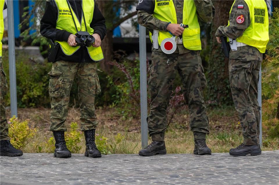 Seit Mitternacht werden in Polen die Grenzübergänge kontrolliert. Stefan Sauer/dpa