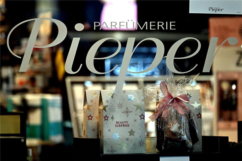 Seit Mittwoch hat die Stadt-Parfümerie Pieper neue Eigentümer. Sie kommen aus Frankreich. (Archivbild)Federico Gambarini/dpa