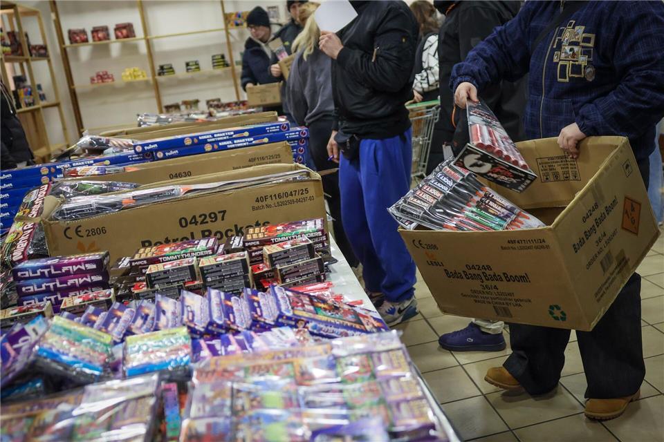 Seit Montag dürfen Feuerwerkskörper verkauft werden. (Symbolbild)Christian Charisius/dpa
