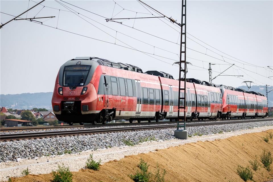 Seit Montag rollen S-Bahnen auf einem Teil der sanierten Strecke von Nürnberg bis Neumarkt in der Oberpfalz.Daniel Karmann/dpa