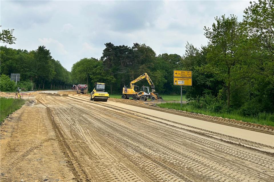 Seit Montag wird eine neue Frostschutzschicht gebaut. Dazu wird die alte Verfestitung durchgefräst und mit Sand, Zement und Wasser gebunden. Hier sind die arbeiten an der Kreuzung der B70 zur Raesfelder Straße zu sehen.