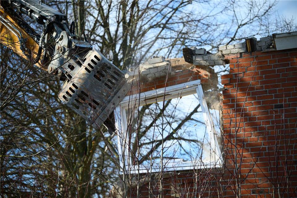 Seit Montagnachmittag laufen die Abrissarbeiten des Hauptgebäudes des Hauses Seeblick am Brodtener Steilufer in Travemünde.Jonas Walzberg/dpa