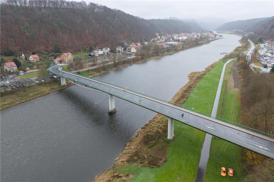 Elbbrücke in Bad Schandau - Belastungsversuch im April Seit November ist die Elbbrücke in Bad Schandau gesperrt (Archivbidl).Sebastian Kahnert/dpa