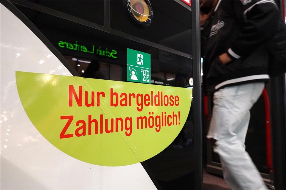 Seit November können Tickets in den Bussen der Landeshauptstadt nur noch bargeldlos erworben werden.Martin Schutt/dpa