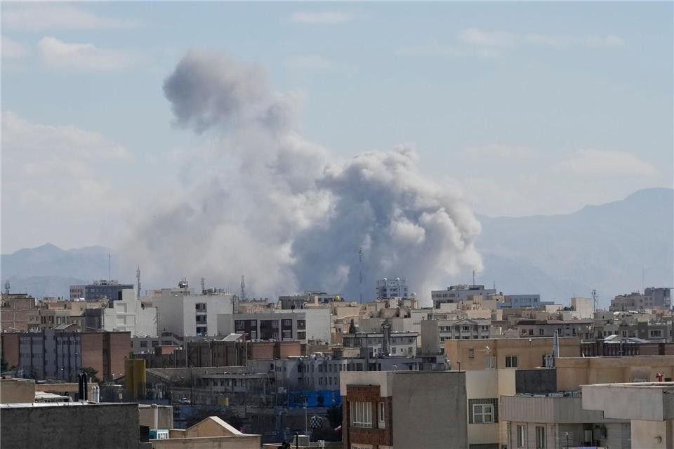 Seit Samstagmorgen greifen Israel und die USA Ziele im Iran an. Uncredited/AP/dpa