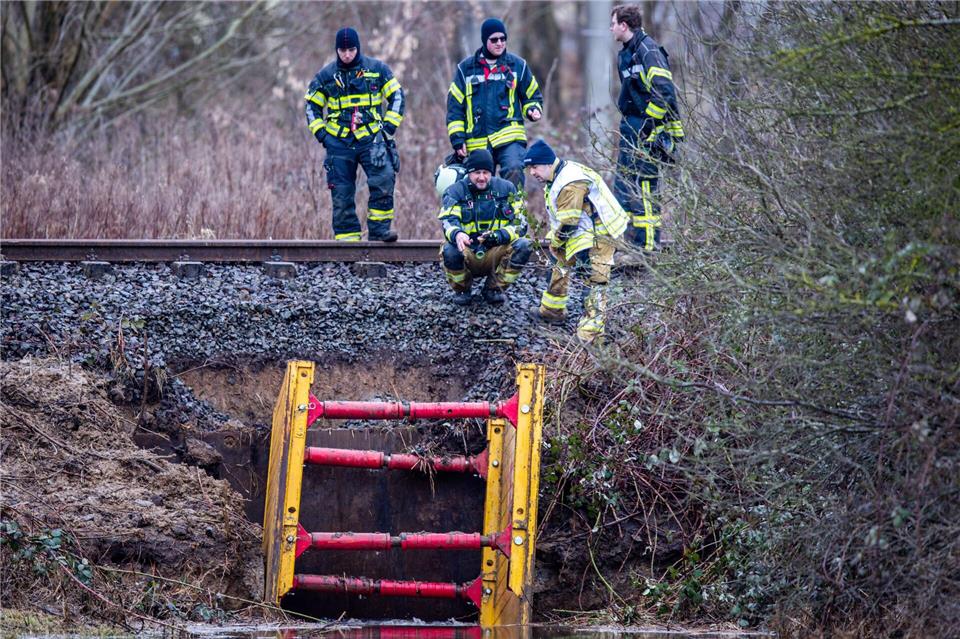 Seit Sonntagabend waren Einsatzkräfte in Bentwisch im Einsatz.Jens Büttner/dpa