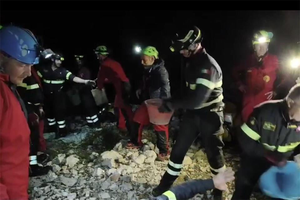 Seit Sonntagnachmittag sitzt der Mann in der Höhle fest.---/Italienische Berg- und Höhlenrettung/dpa