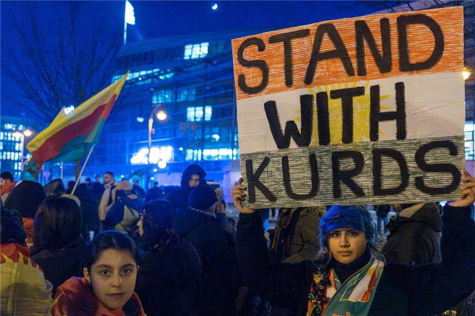 Seit Tagen demonstrieren in Berlin Hunderte Menschen für das im Norden Syriens gelegene kurdische Rojava. (Archivbild)Soeren Stache/dpa