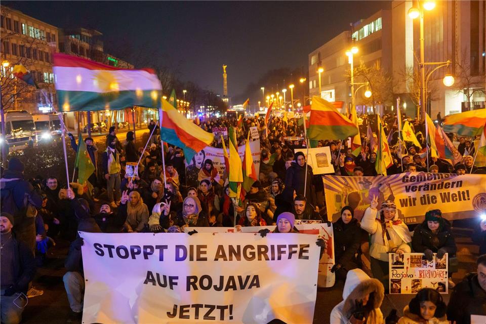 Seit Tagen demonstrieren in Berlin Menschen für das im Norden Syriens gelegene kurdische Rojava. (Archivbild)Soeren Stache/dpa