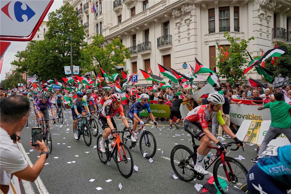 Seit Tagen gibt es bei der Vuelta propalästinensische Proteste.Miguel Oses/AP/dpa