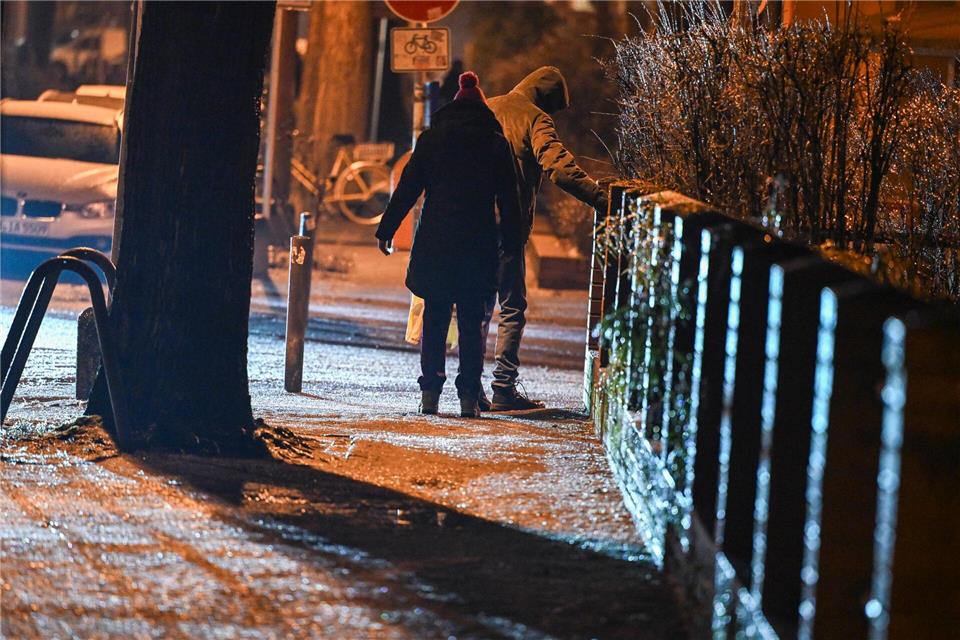Seit Tagen ist es auf den Berliner Gehwegen und Straßen sehr glatt. (Archivbild)Jens Kalaene/dpa