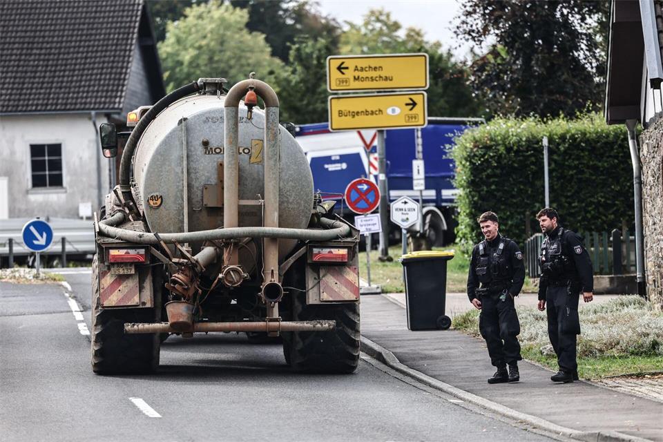 Seit Tagen kämpfen Feuerwehren gegen den Brand im Hohen Venn - auch von Kalterherberg aus unterstützen Landwirte mit Wassertankwagen. Oliver Berg/dpa