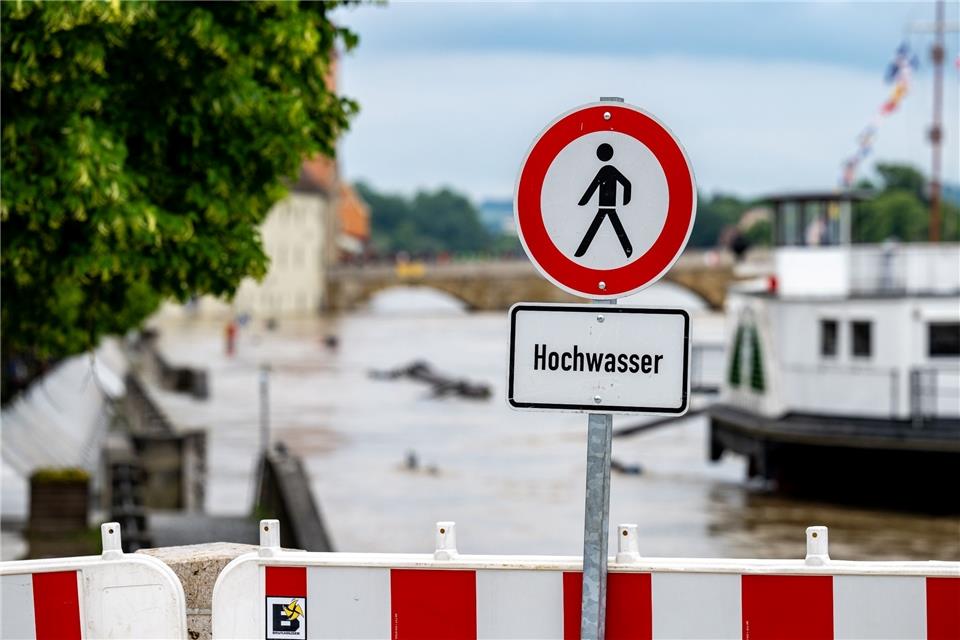 Hochwasser in Süddeutschland bleibt kritisch Seit Tagen kämpfen Helfer in Bayern und Baden-Württemberg gegen die Flut und ihre Folgen.