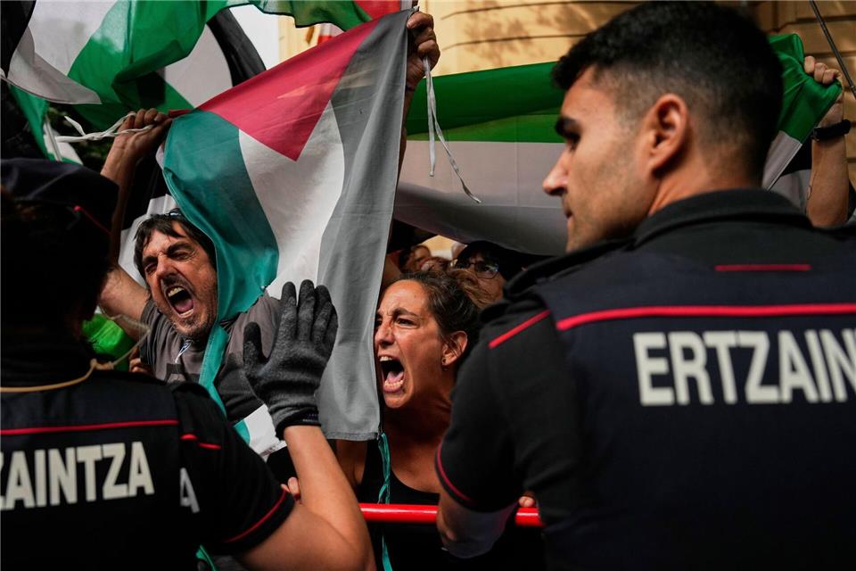 Seit Tagen nutzen die Demonstranten die Vuelta für ihre Proteste.Miguel Oses/AP/dpa