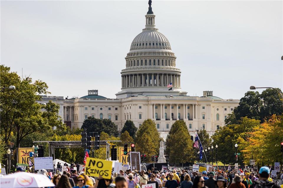 „No Kings“: Wieder Massenproteste gegen Trump in den USA Seit Trumps zweitem Amtsantritt hat es in den USA deutlich mehr Demonstrationen gegeben als in seiner ersten Amtszeit.Tom Hudson/ZUMA Press Wire/dpa