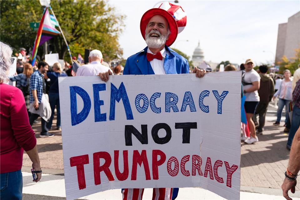 „No Kings“: Amerikaner gehen gegen Trump auf die Straße Seit Trumps zweiten Amtsantritt hat es in den USA deutlich mehr Demonstrationen als in seiner ersten Amtszeit gegeben.Jose Luis Magana/FR159526 AP/AP/dpa