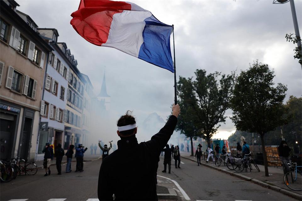 Seit Wochen gehen die Menschen in Frankreich für bessere Bildung und gegen die hohen Lebenshaltungskosten auf die Straße.Jean-Francois Badias/AP/dpa