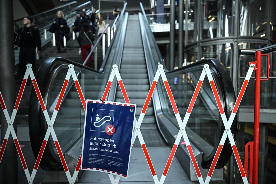 Seit Wochen kaputt: Rolltreppen im Hauptbbahnhof.Britta Pedersen/dpa