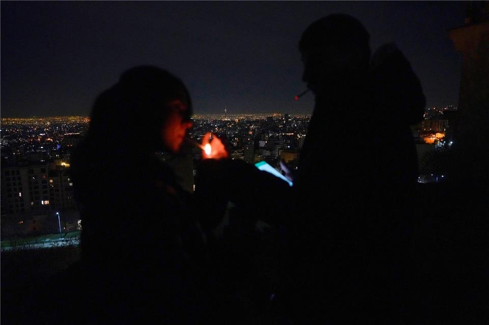 Seit Wochen lebt der Iran im Schatten eines Krieges, der jederzeit wieder aufflammen kann. ---/dpa