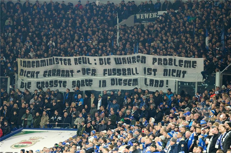 Seit Wochen mobilisieren Fußballfans in den Stadien gegen mögliche Verschärfungen der Regeln. (Archivfoto)Bernd Thissen/dpa