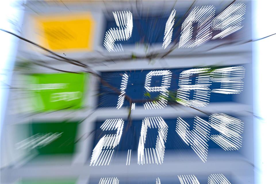 Seit dem 1. April schreibt die 12-Uhr-Regel vor, dass Tankstellen nur einmal am Tag - um 12.00 Uhr mittags - die Preise anheben dürfen. (Symbolbild)Bernd Weißbrod/dpa