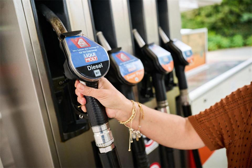 Seit dem 1. Oktober gilt für Benzin und Diesel, die Tanklager und Raffinerien verlassen, ein Steuernachlass von 16,7 Cent pro Liter. Sina Schuldt/dpa