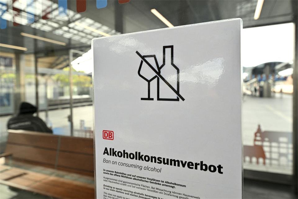 Seit dem 15. Oktober darf bundesweit an allen Bahnhöfen der Deutschen Bahn kein Alkohol mehr getrunken werden (Archivbild vom 15.10.).Martin Schutt/dpa