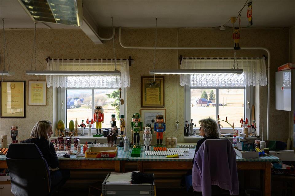 Seit dem 17. Jahrhundert wird in der Werkstatt der Familie Füchtner in Seiffen Holzkunst gefertigt. Sie ist das Geburtshaus des erzgebirgischen Nussknackers. Hendrik Schmidt/dpa