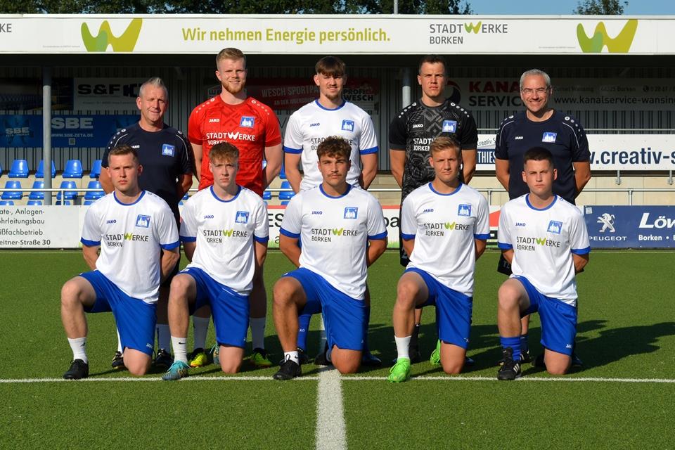 Seit dem 2. Juli bereiten Trainer Thomas Zielaskowski (hinten rechts) und sein Assistent Bert Zielinski (hinten links) Westfalia Gemen auf die neue Landesliga-Saison vor. Dabei sind auch die Neuen Lennart Dillhage, Alexander Bilski und Julian Woggon (hinten von links) sowie Luca Blanke, Justin Marquart, Johannes Koschmieder, Max Gill und Sebastian Vaalbrock (unten von links). Auf dem Foto fehlt Jost Gehling.