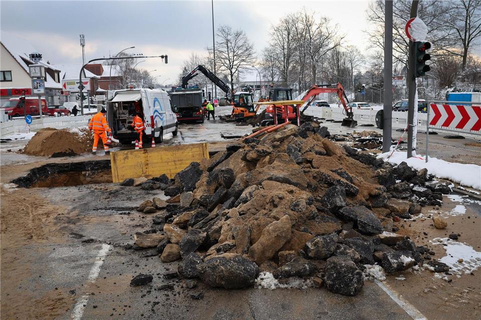 Seit dem 3. Januar 2026 behindert ein Wasserrohrbruch an der Kollaustraße den Verkehr im Nordwesten Hamburgs. (Archivbild)Christian Charisius/dpa